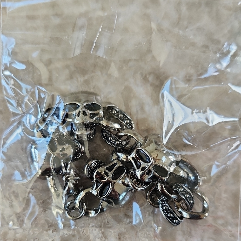 Silver Skull Chain Bracelet, New - Picture 2 of 3